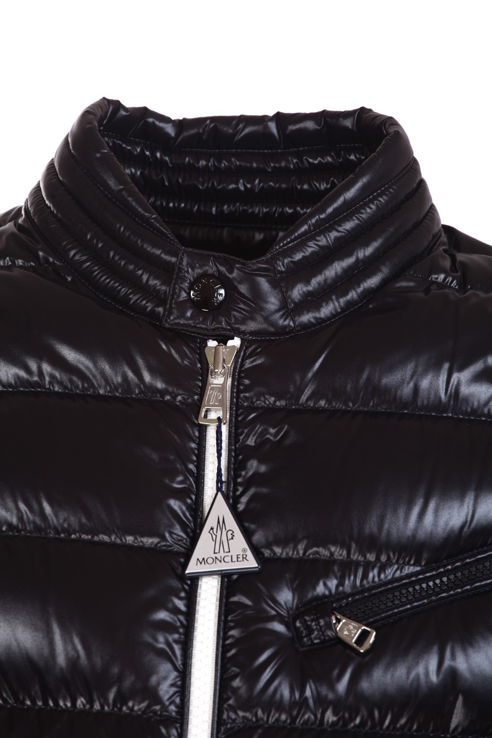 shop MONCLER Sales Giacchetto: Moncler piumino biker Berriat.
Realizzato in nylon laqué.
Fodera in nylon laqué.
Imbottitura in piuma.
Collo con bottone a pressione.
Chiusura con zip.
Tasche con zip.
Polsi con bottone a pressione.
Composizione: 100% Poliammide.
Composizione imbottitura: 90% Piumino 10% Piuma.
Fabbricato in Romania.. BERRIAT 1A0022168950-999 number 4853998